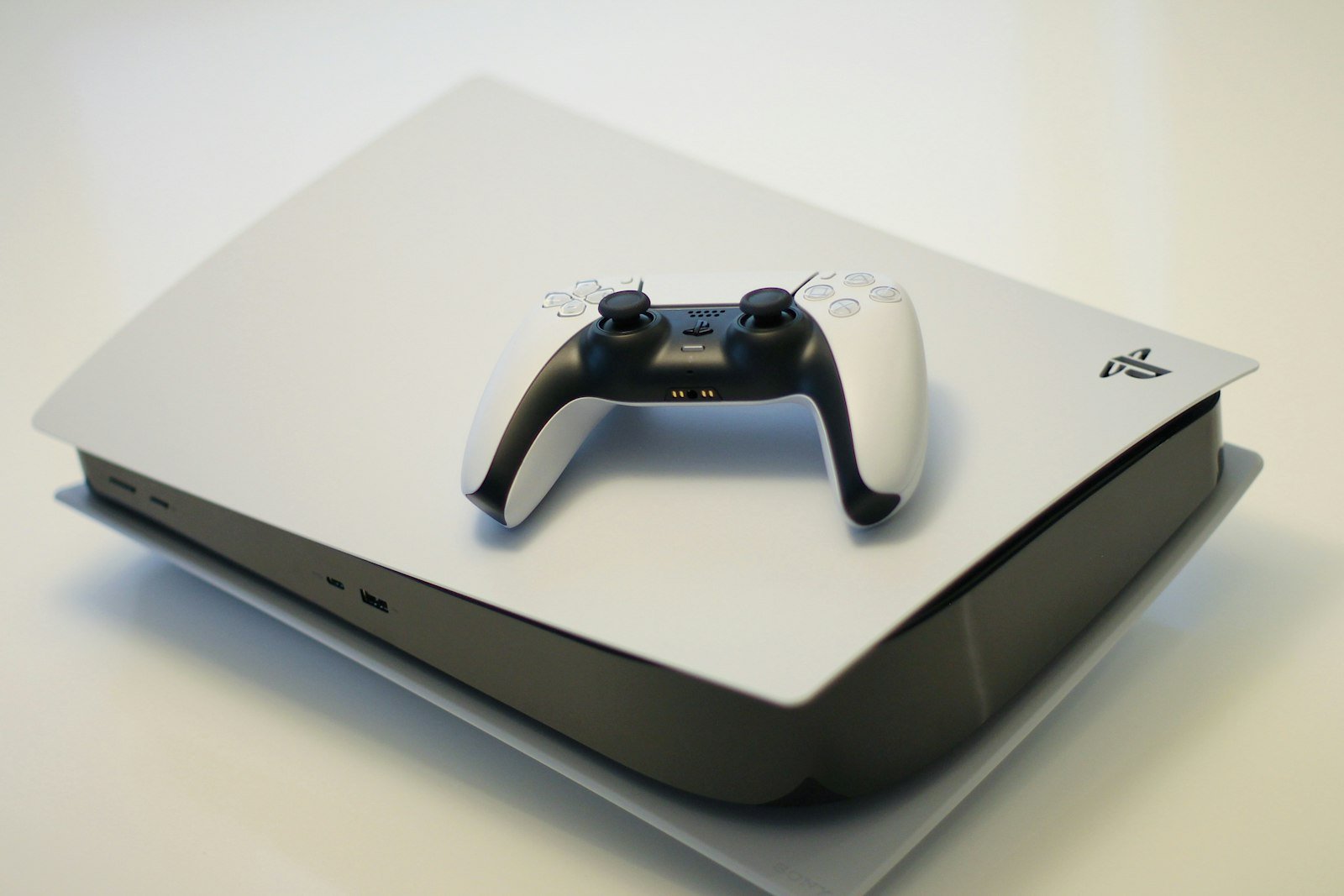 Wholesale-volume gaming & consoles inventory